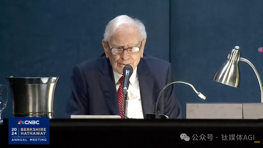 巴菲特称AI与核武器一样可怕，并调侃AI诈骗可能成下一个增长产业｜钛媒体AGI